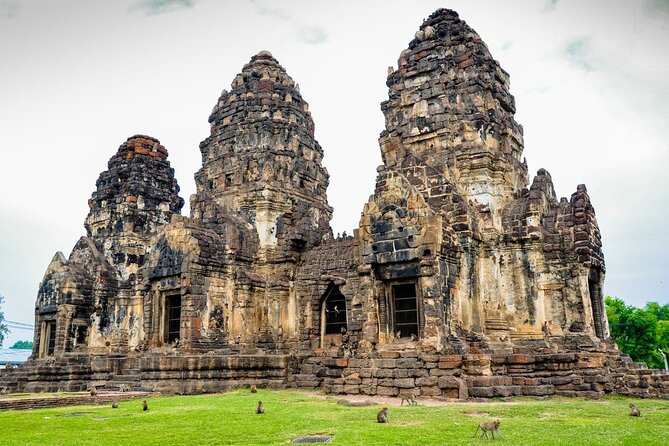 Lopburi Monkey Temple & Ayutthaya Old City Tour From Bangkok - Phra Prang Sam Yot and Lopburi’s monkey problem