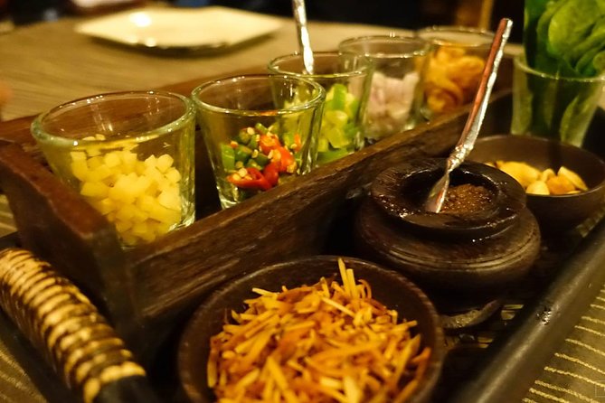 Manohra 5-Star Luxury Dinner Cruise with Pre-Canapés in Bangkok - Cruising past Wat Arun and the Grand Palace