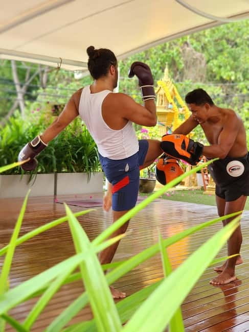 Muay Thai Boxing Class for Beginners - Pad and Mitt Work That Keeps You Moving