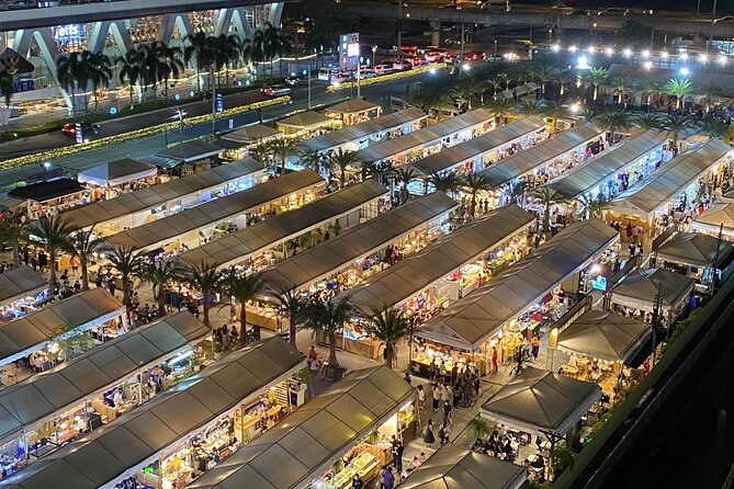 Night life in Bangkok - Jodd Fairs Train Night Market(Joint) - Choosing food when everything looks good