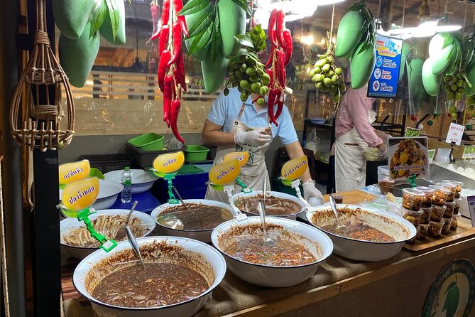 Night life in Bangkok - Jodd Fairs Train Night Market(Joint) - Photo stops and the market’s visual side