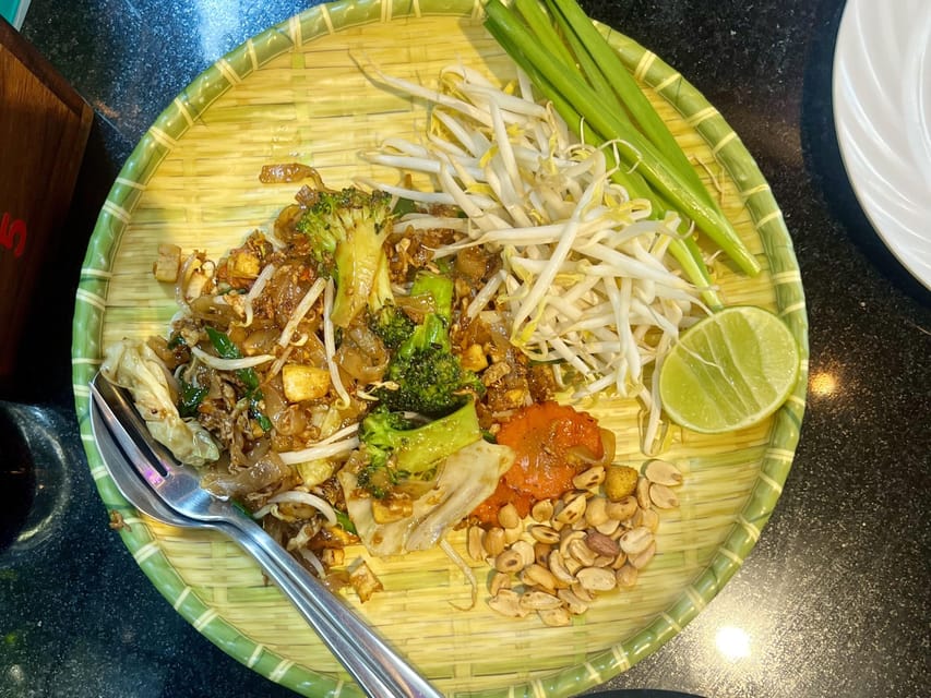 No Diet Club - Local food tour in Bangkok with many tastings - Small details that shape the experience