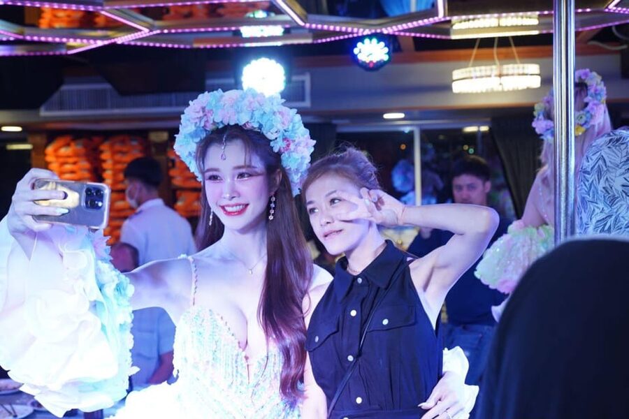 Pattaya: All Star Dinner Cruise, Cabaret Show & Beer Buffet - The buffet: seafood, Indian dishes, and international choices