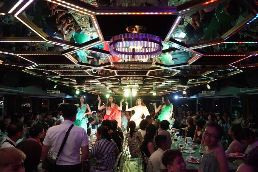 Pattaya: All Star Dinner Cruise, Cabaret Show & Beer Buffet - Photos after the show and the 100-baht question