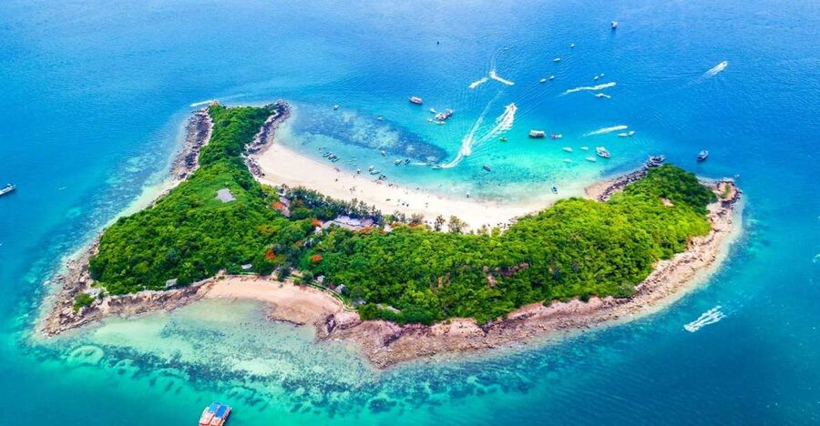 Pattaya: Coral Island & Sak Island Adventure Trip - Parasailing at Manta Marina