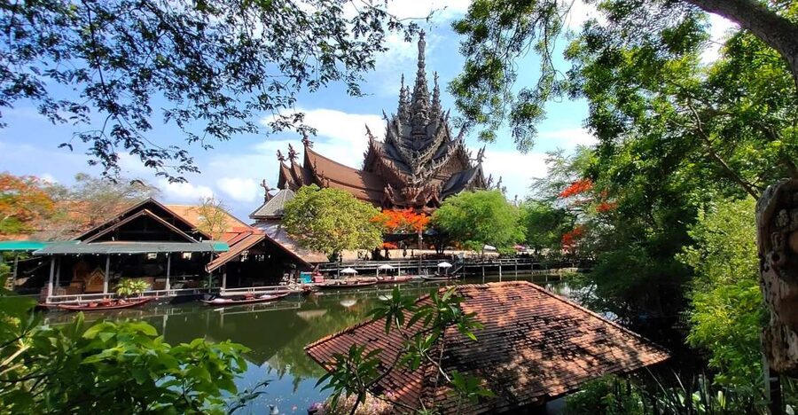 Pattaya: The Sanctuary of Truth Discounted Admission Ticket - Taking photos after the guide moves on