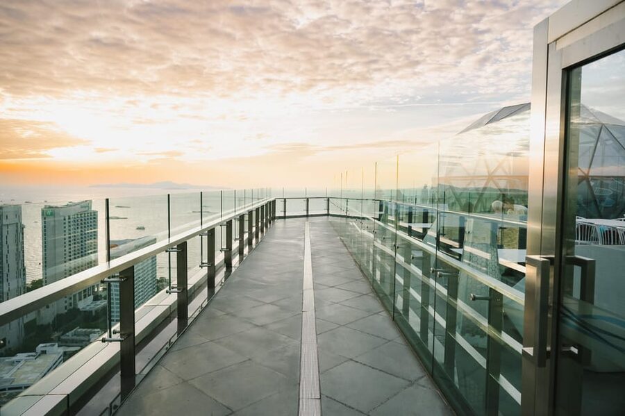 Pattaya: The Sky 32 at Grande CentrePoint Hotel - Arriving above Pattaya at The Sky 32
