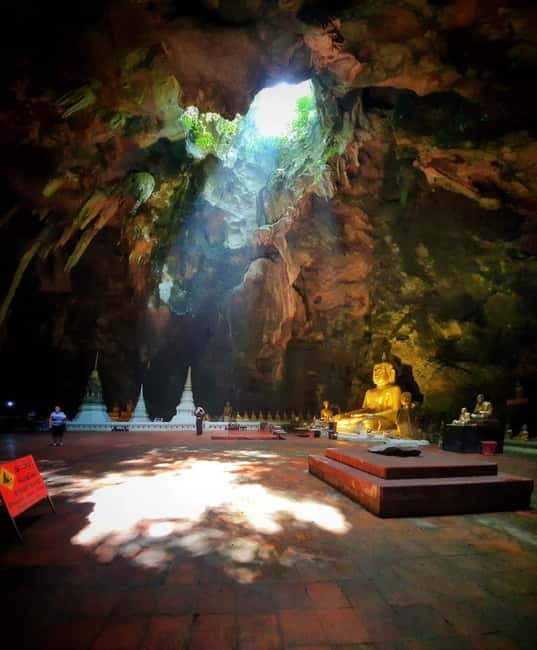 Petchaburi Temples & Royal Palace - small Join Group Tour - Wat Mahathat Worawihan and old Phetchaburi