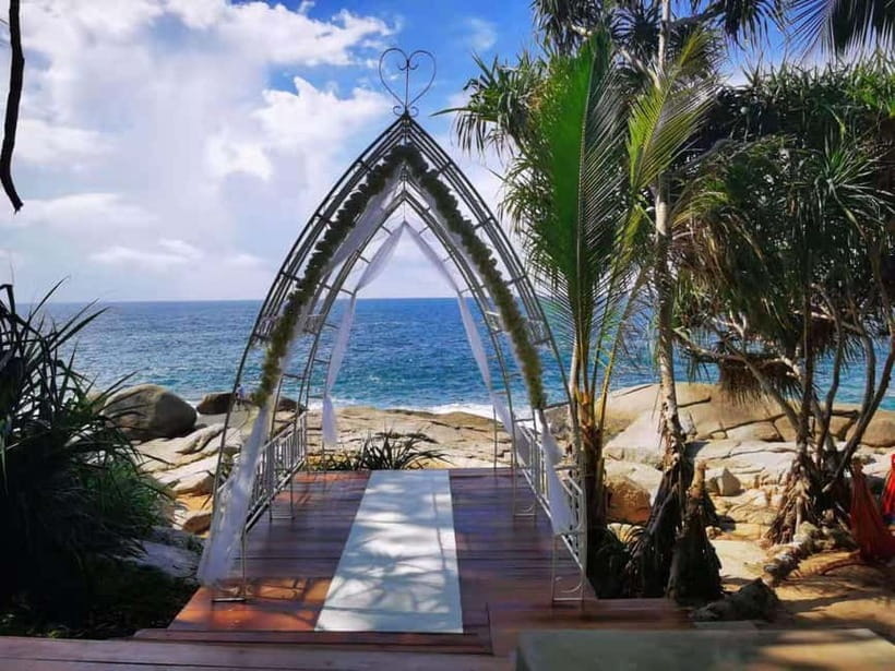 Phuket: Rock Beach Swing Entry Ticket - Choosing the photographer option