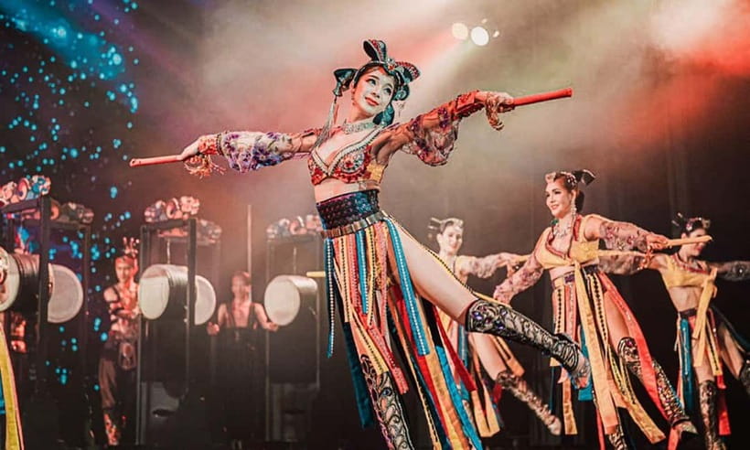 Phuket: Simon Cabaret Show Tickets Optional First 3 Rows - Who will enjoy this evening most?