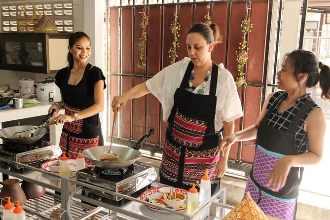 Pink Chili - Thai Cooking Class and Market Tour in Bangkok - What the food experience feels like