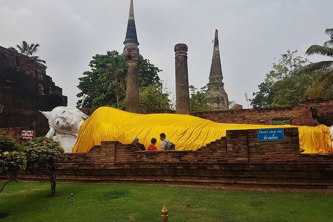 PRIVATE Ayutthaya + SUNSET Boat Tour + Light up The NIGHT - Wat Mahathat and the famous ruined Buddha
