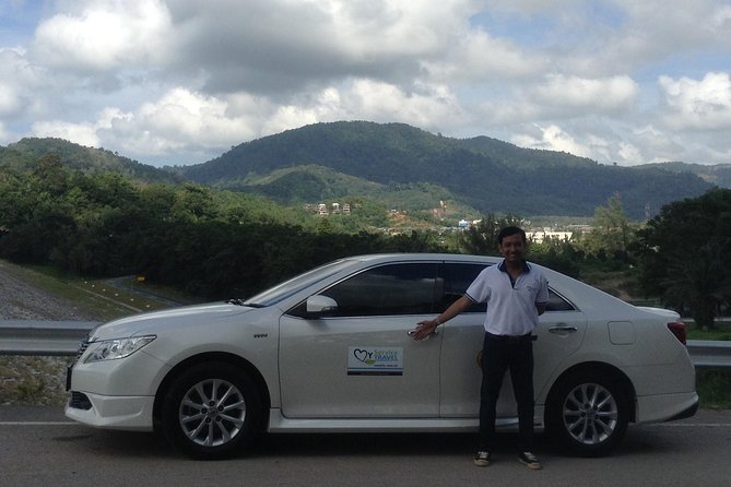 Private PHUKET Arrival Transfer - Phuket Airport to Phuket Hotels - The short handoff from sign to vehicle