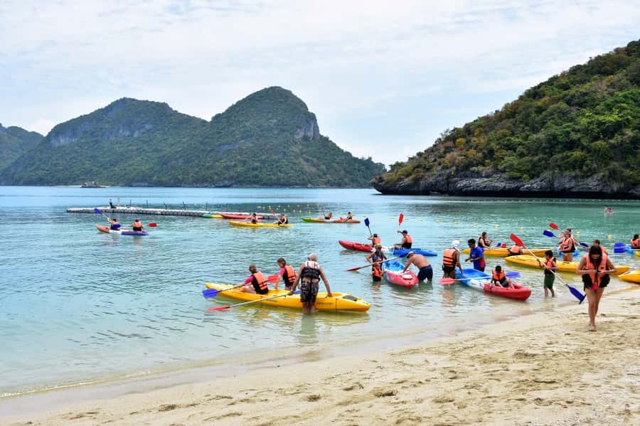 Samui: Angthong Marine Park Boat Tour w/ Transfer and Meals - What the crowd level feels like