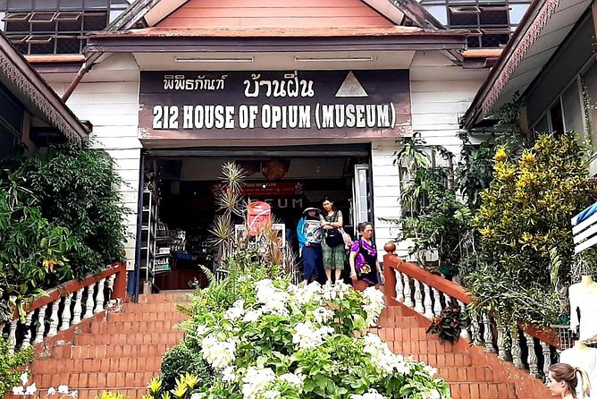Sightseeing Join Tour Chiang Rai / PICK UP ONLY IN CHIANG RAI - Thai lunch and the long road north