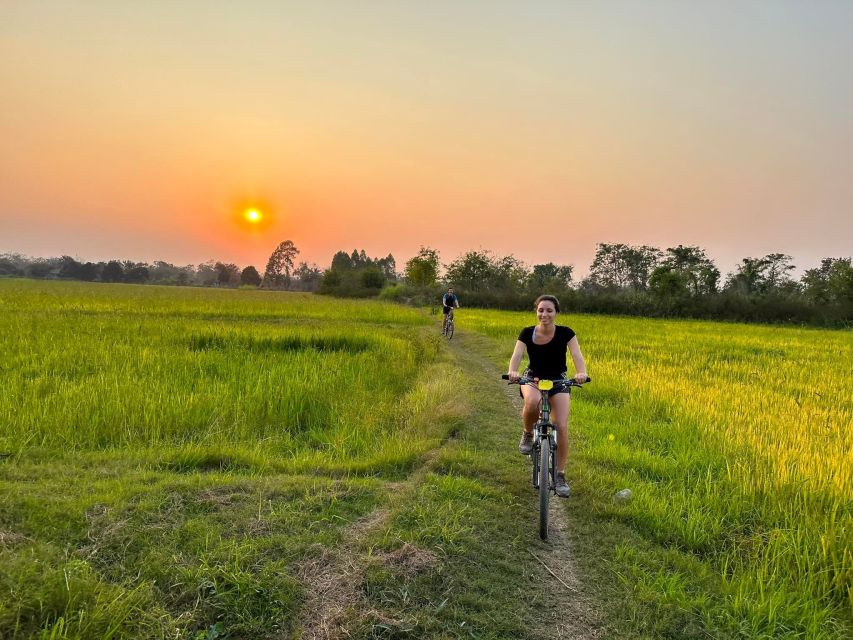 Sukhothai: 2.5-Hours Guided Countryside Sunset Bike Tour - A village stop and the wood-carving workshop