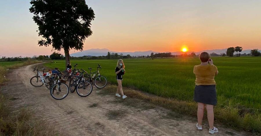 Sukhothai: 2.5-Hours Guided Countryside Sunset Bike Tour - What the guide adds to the experience