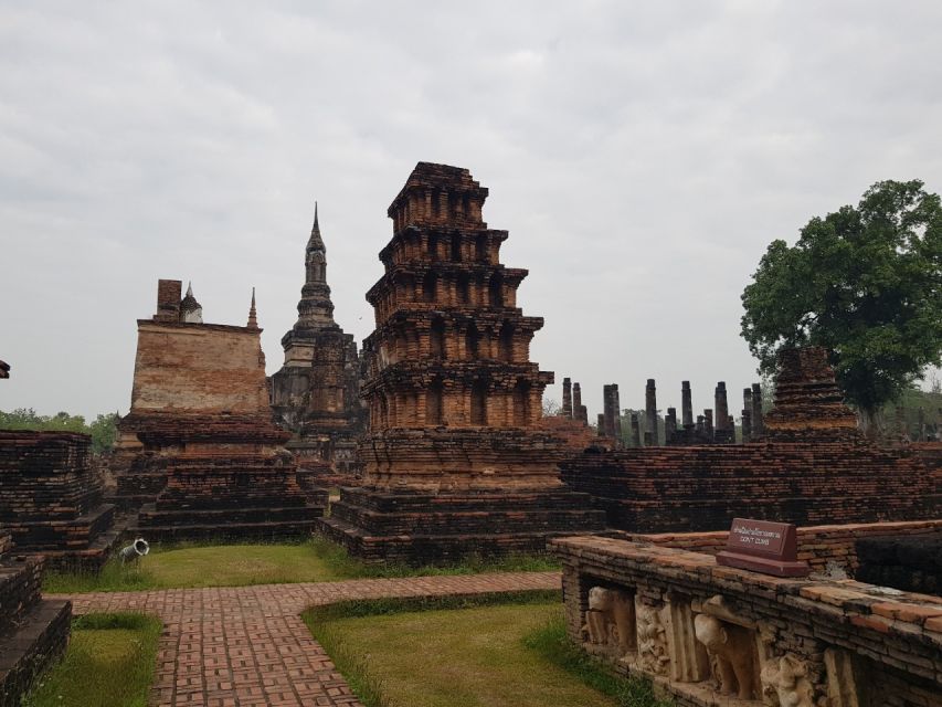 Sukhothai: Full-Day Historical Park Cycling Tour with Lunch - Temples connected to everyday Thai life