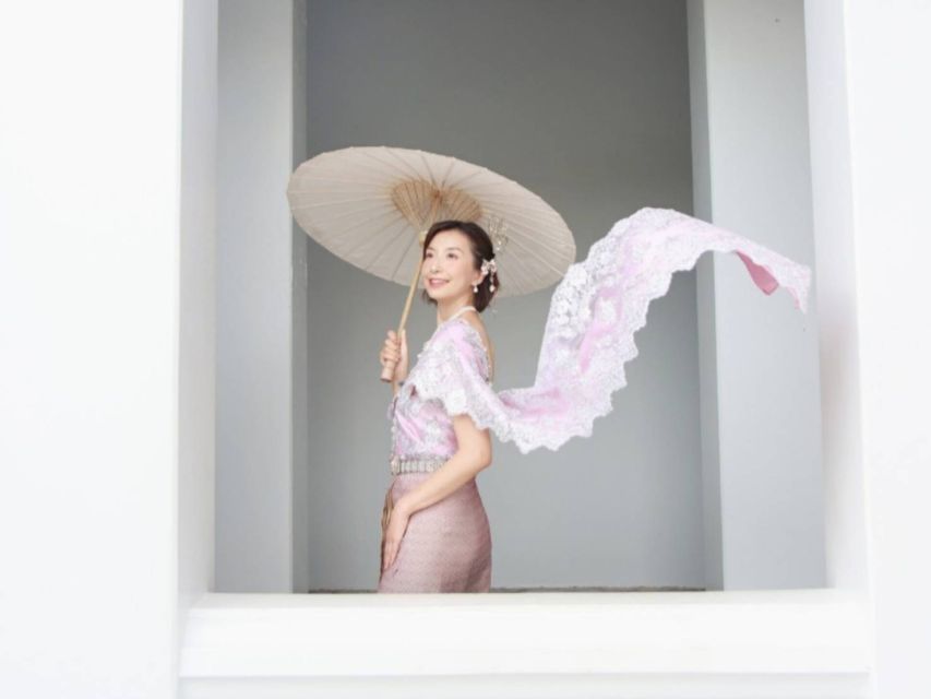 Thai Costume Rental - Choosing a Thai costume near Wat Arun