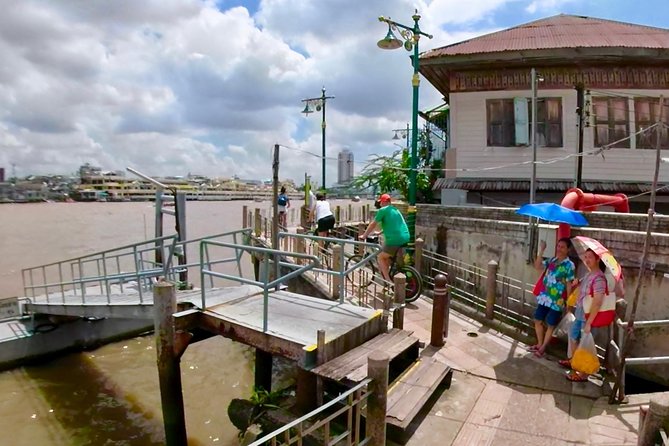 Thai Culture and Local Life 4- Hour Bangkok Bike Tour - Wat Kalayanamit and the largest seated Buddha