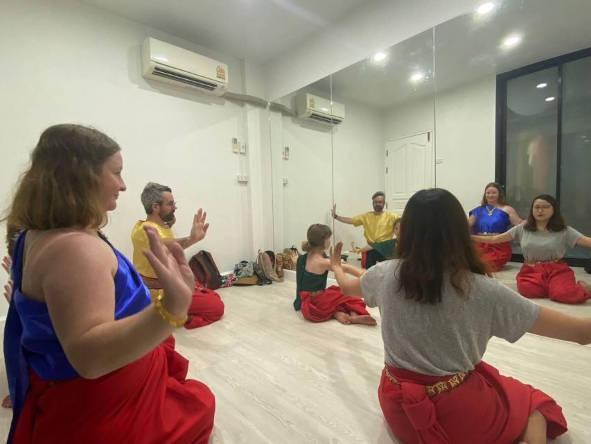Thai Dance Class - Photos without losing the lesson