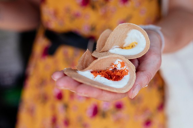 The 10 Tastings of Chiang Mai With Locals: Private Street Food Tour - Wat Mo Kham Tuang and the quieter pauses