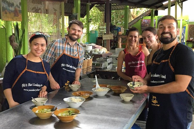 Ya Thai Cookery School Class in Krabi - Grinding curry paste the old-fashioned way